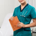 Stetoscopio personalizzato inciso Fiore di nascita A5 Copertina del taccuino in pelle con nome Laurea Regalo di apprezzamento per il personale medico infermieristico Studente