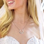 Personalisierte farbwechselnde Hufeisen Rosen Halskette mit Namen Gravur Glücksbringer Verlobung Hochzeit Jahrestag Geschenk für Braut Pferdeliebhaber