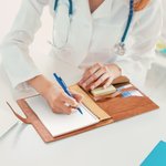 Stetoscopio personalizzato inciso Fiore di nascita A5 Copertina del taccuino in pelle con nome Laurea Regalo di apprezzamento per il personale medico infermieristico Studente