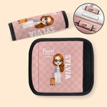 Personalisierte Cartoon-Figur Koffergriff-Hülle mit Namen und Kontaktkarte „Travel IS MY THERAPY“  Reisezubehör Geschenk für Urlaubliebhaber