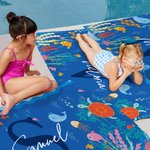 Toalla de playa personalizada mundo marino extra grande de microfibra y secado rápido con inicial y nombre regalo para niños en viajes y veranos