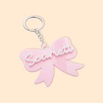 Personalisierte Multicolor Coquette Bogen Acryl Schlüsselanhänger mit Namen Geburtstag Memorial Geschenk für sie