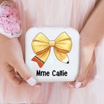 Boîte à Bijoux en Cuir Personnalisée avec Prénom Style Nœud Papillon à Crayon Cadeau de Remerciement Retour à l'École pour Enseignant