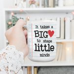 Taza de café de cerámica blanca personalizada It Takes A Big Heart To Shape Little Minds con título y nombre Regalo de agradecimiento de vuelta al col