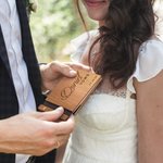 Gepersonaliseerde set van 2 handgemaakte houten trouwboekjes met gegraveerde naam en geboortebloem als huwelijkscadeau voor bruid en bruidegom