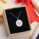Personlig gravert College High School Logo Disc Anheng Halskjede Jubileum Graduation Tilbake til skolen Gave til Graduate Student