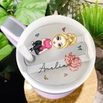 Personlig tecknad flicka kvinnor födelseblomma tumbler namntagg lock topplock för 20oz till 40oz Stanley tumbler tillbehör födelsedagspresent till henne