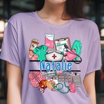Gepersonaliseerd Medisch Elementen 100% Katoenen T-shirt met Naam Waardering Afstudeergeschenk voor Verpleegkundige Medisch Personeel Student