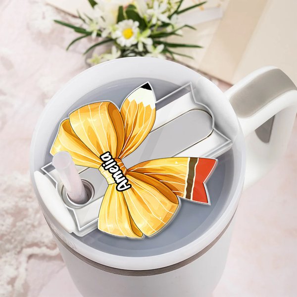 Spersonalizowany ołówek Coquette Bow Tumbler Tabliczka z imieniem Akrylowa pokrywka Topper Akcesorium dla Stanley Docenienie Powrót do szkoły Prezent dla nauczyciela