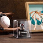 Personalisierter Meisterschaft-Ringhalter mit Gravur Acryl Mini-Display-Vitrinenkasten Ring Geschenk für Fußball Baseball Sportliebhaber