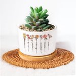 Pot de Fleurs en Céramique Personnalisé avec 1-16 Noms et Fleurs de Naissance Base en Bambou Cadeau Anniversaire Fête des Mères pour Maman Grand-Mère
