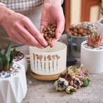 Pot de Fleurs en Céramique Personnalisé avec 1-16 Noms et Fleurs de Naissance Base en Bambou Cadeau Anniversaire Fête des Mères pour Maman Grand-Mère