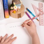 Set di 2 penne a sfera personalizzate con glitter liquido in movimento fiore di nascita e nome regalo ideale per il rientro a scuola per insegnanti
