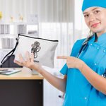 Sac de Maquillage Personnalisé avec Nom et Fleur de Naissance Motif Séthoscope Bracelet Détachable Cadeau pour Infirmière Personnel Médical