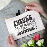 Personalisierte Zukunft Frau Retro Brief Leinen Schminktasche mit Namen Braut Dusche Bachelorette Party Engagement Geschenk für Braut
