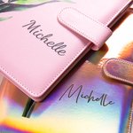 Personalisierter Mehrfarbiger Geldspar-Challenge A5 Binder mit Geburtsblume Namen 100 Umschläge Budget Planer Ringbuch Geburtstag Geschenk für Familie