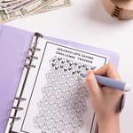 Personalisierter Mehrfarbiger Geldspar-Challenge A5 Binder mit Geburtsblume Namen 100 Umschläge Budget Planer Ringbuch Geburtstag Geschenk für Familie