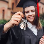 Personalisierte rosa Blume Klee Herz Schloss Schlüsselanhänger mit anfänglichen Charme und sie glaubte, sie könnte Disc-Klasse von 2026 Graduierung Geschenk für Absolventen