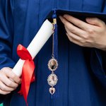 Personlig gravert logoskive oval fotosjarm Grad Cap Tassel-dekorasjon med englevinger Memorial Graduation Gift for Class of 2026 Graduates