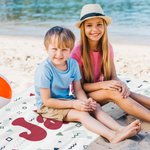 Toalla de playa personalizada con conejito de colores y flores con nombre Cumpleaños Fiesta de verano Regalo para niños