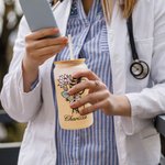 Gepersonaliseerde Stethoscoop Geboorte Bloem Strik 20oz Naam Frosted Glas Tumbler met Bamboe Deksel en Rietje Waardering Afstuderen Gift voor Verpleeg