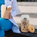 Gepersonaliseerde Stethoscoop Geboorte Bloem Strik 20oz Naam Frosted Glas Tumbler met Bamboe Deksel en Rietje Waardering Afstuderen Gift voor Verpleeg
