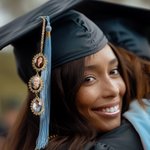Personlig gravert logoskive oval fotosjarm Grad Cap Tassel-dekorasjon med englevinger Memorial Graduation Gift for Class of 2026 Graduates