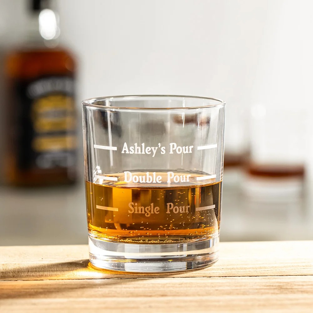 Personalisiertes 295ml Whisky Glas mit Lustiger Fülllinie und Namen Gravur Vatertag Jahrestag Geschenk für Freund Papa Ehemann