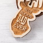 Portachiavi in legno personalizzato con testa di cervo Best Buckin Dad con incisione di proiettile e nome Regalo di compleanno divertente per la festa