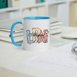 Personalisierte bunte medizinische Elemente 11oz Keramik Becher mit Namen Geburtstag zurück zu Schule Geschenk für Krankenschwester Arzt