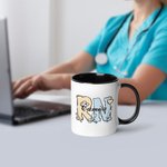 Personalisierte bunte medizinische Elemente 11oz Keramik Becher mit Namen Geburtstag zurück zu Schule Geschenk für Krankenschwester Arzt