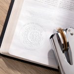 Gepersonaliseerde Gothic Monogram Boek Hand Held Embosser Envelop Bibliotheek Stempel met initiaal en tekst Verjaardagscadeau voor boekenwurm Gothic Lover