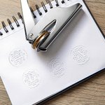 Gepersonaliseerde Gothic Monogram Boek Hand Held Embosser Envelop Bibliotheek Stempel met initiaal en tekst Verjaardagscadeau voor boekenwurm Gothic Lover