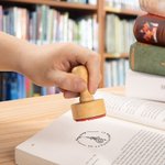 Tampon Caoutchouc à Poignée de Bois Personnalisé avec Fleur de Naissance et Nom Gravés Cadeau Anniversaire pour Bibliothécaire Amoureux de Lecture