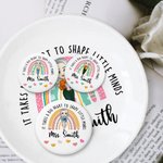 Spersonalizowana plakietka z imieniem i nazwiskiem na urodziny dla nauczyciela It Takes A Big Heart Cartoon Rainbow Pin