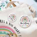 Spersonalizowana plakietka z imieniem i nazwiskiem na urodziny dla nauczyciela It Takes A Big Heart Cartoon Rainbow Pin