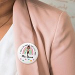 Spersonalizowana plakietka z imieniem i nazwiskiem na urodziny dla nauczyciela It Takes A Big Heart Cartoon Rainbow Pin