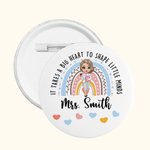 Spersonalizowana plakietka z imieniem i nazwiskiem na urodziny dla nauczyciela It Takes A Big Heart Cartoon Rainbow Pin