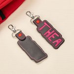 Personalisierter Leder Schlüsselanhänger mit Namen-Stickerei Gepäck Rucksack Namensschild Urlaub Reisezubehör Geburtstag Geschenk für Familie Freunde