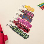 Personalisierter Leder Schlüsselanhänger mit Namen-Stickerei Gepäck Rucksack Namensschild Urlaub Reisezubehör Geburtstag Geschenk für Familie Freunde