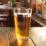 Bandiera americana personalizzata Thin Blue Line 16oz Beer Glass con nome Regalo di laurea e pensionamento per agenti di polizia