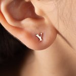 Orecchini personalizzati minimalisti con iniziale super minuscola Regalo di compleanno e anniversario per donne e uomini