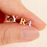 Orecchini personalizzati minimalisti con iniziale super minuscola Regalo di compleanno e anniversario per donne e uomini