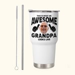 Personalisierte Dies ist, was eine ehrfürchtige Opa Foto 30oz Becher mit Deckel und Strohhalm Geburtstag Vatertag Geschenk für Opa Papa