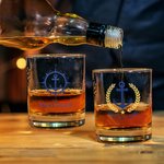 Personlig båtankermønsterdesign 10 oz whiskyglass og skiferunderleggssett med tekst Bursdag farsdagsgave til bestefar pappa whiskyelskere