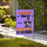 Gepersonaliseerde There's some Horrors in This House Halloween Pet Garden Flag met 1-7 Hond Kat Portret en Namen Yard Decor Halloween Gift voor Famili