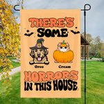 Gepersonaliseerde There's some Horrors in This House Halloween Pet Garden Flag met 1-7 Hond Kat Portret en Namen Yard Decor Halloween Gift voor Famili
