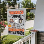 Gepersonaliseerde There's some Horrors in This House Halloween Pet Garden Flag met 1-7 Hond Kat Portret en Namen Yard Decor Halloween Gift voor Famili