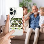 Gepersonaliseerde Hooked On Being Papa Vissen Thema Slim Telefoonhoesje Beschermhoesje voor iPhone met Namen Verjaardag Grootouderdag voor Papa Opa