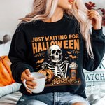Teschio personalizzato Jack O'Lantern Bat Design Just Waiting For Halloween Felpa a girocollo con nome Regalo in costume di Halloween per la famiglia